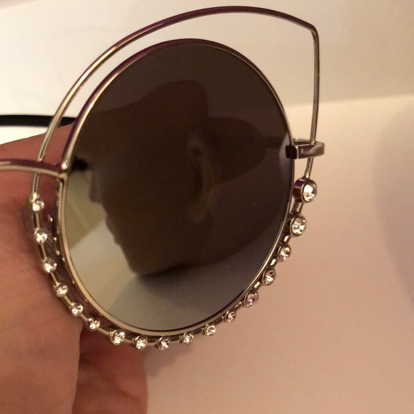 Rhinestone geometric round & silver sunglasses 🕶 - Picture 7 of 8